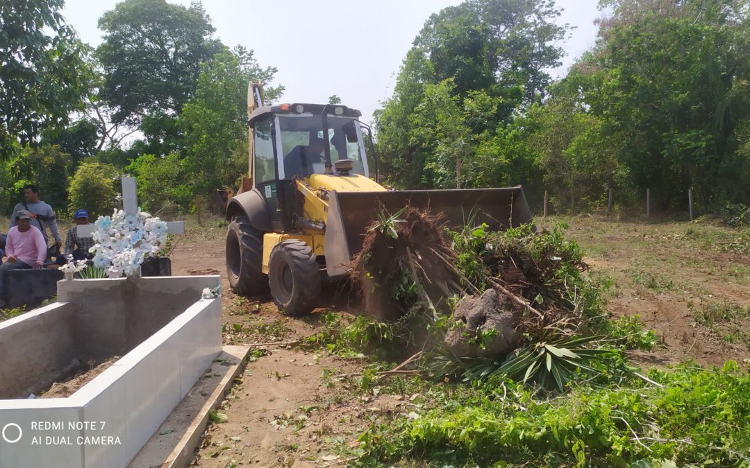 Prefeitura e comunidade do distrito de Antônio Rosa realizam mutirão de limpeza no cemitério local