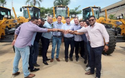 Comitiva de Santa Terezinha recebe motoniveladora do programa Mais MT em Cuiabá
